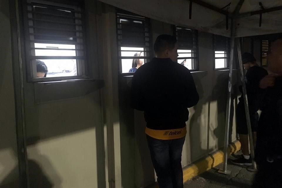 Aficionados tuvieron la oportunidad de adquirir sus boletos momentos antes del arranque.