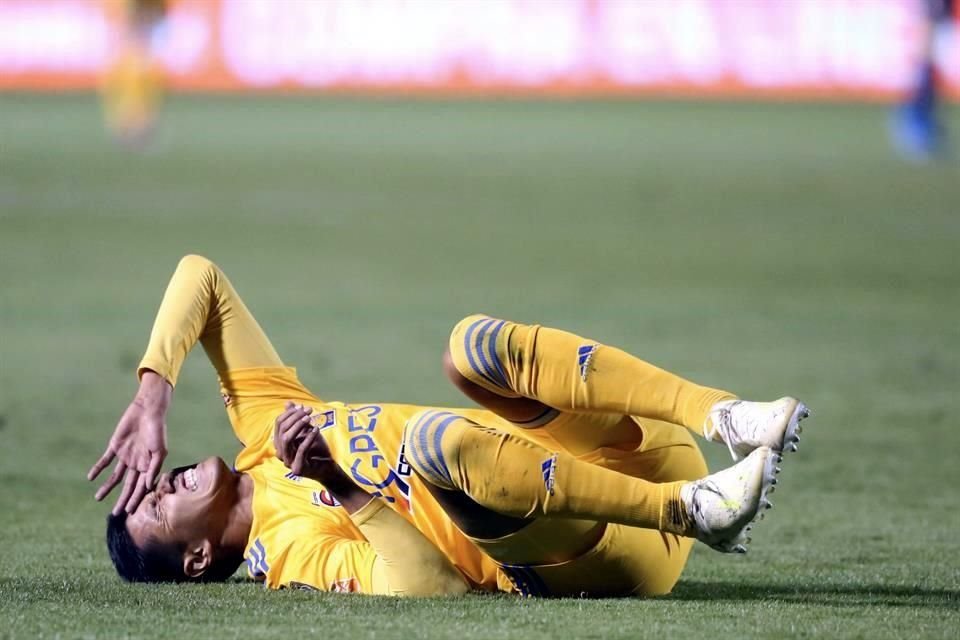 Hugo Ayala salió lesionado y su lugar fue ocupado por Carlos Salcedo.