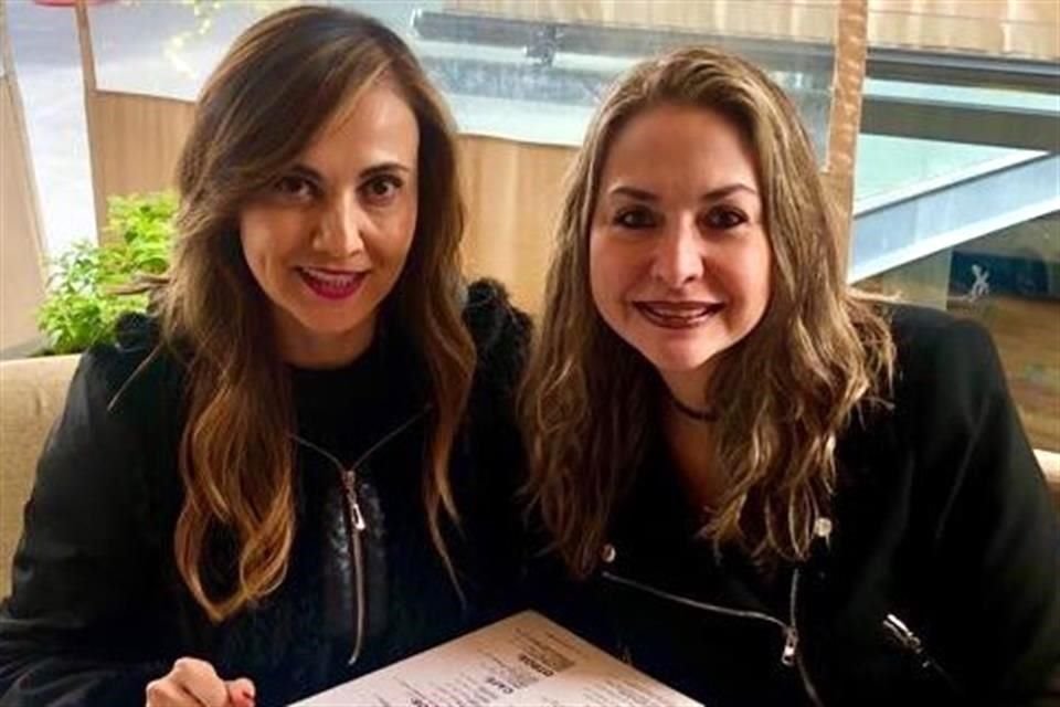 Abril Pérez (izq.) y Georgina de la Tijera se tomaron esta foto el 12 de abril del 2018, cuando platicaron sobre sus matrimonios