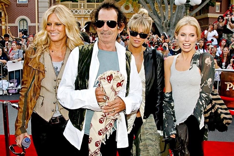 Richards sigue con su esposa Patti Hansen, con quien tuvo dos hijas.