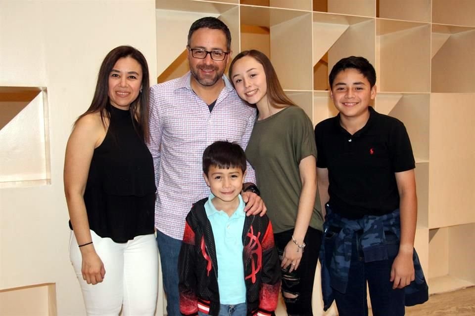 Xóchitl Flores de Dávila, Mauricio Dávila, Rebeca Dávila y Diego Dávila