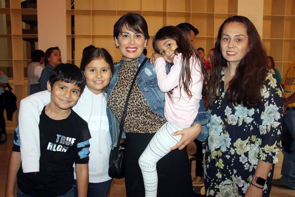 Nicolás Sánchez, Valentina Sánchez,Judith de León, Miranda Sánchez y Yolanda de León