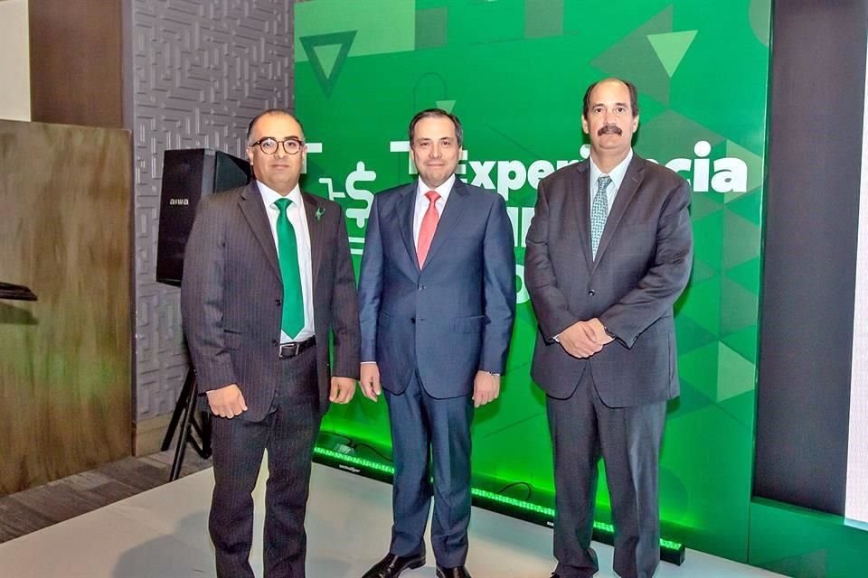 Humberto Vega, Director de Banca Digital de Afirme Grupo Financiero; Francisco González, Director General Adjunto de Negocios y José María Sobrevia, Director de Alianzas y Fuerzas Territoriales.