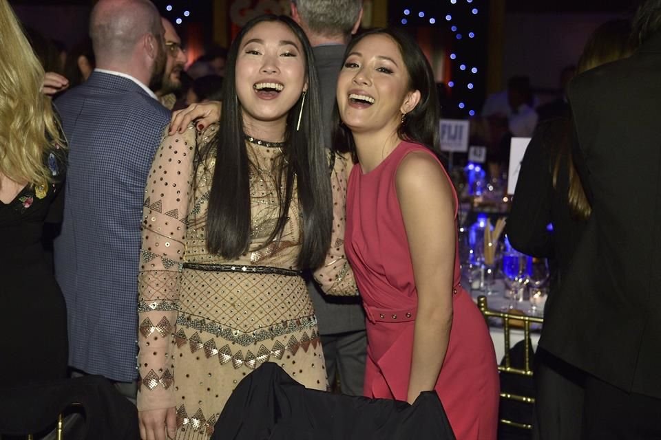 Awkwafina (izq.), quien resultó ganadora como Mejor Actriz, y Constance Wu se divirtieron en la gala.