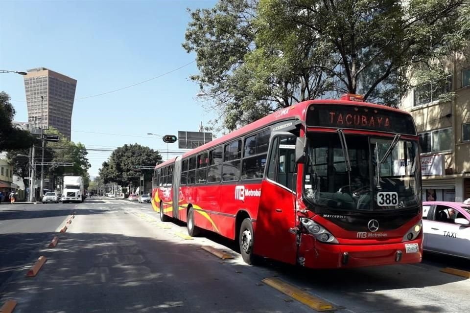 El accidente se registró al filo del mediodía, en el cruce de Eje 4 Sur Xola y Eje 2 Poniente Gabriel Mancera.