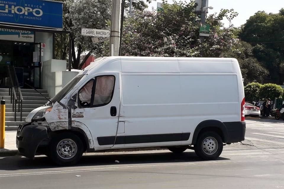 Según versiones de testigos, el conductor de la Ram Promaster intentó ganarle el paso a la unidad de pasajeros de la Línea 2, que se dirigía hacia Tacubaya.