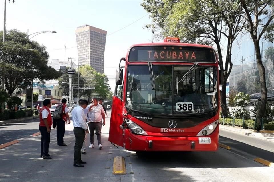 El chofer del transporte público intentó maniobrar para evadir la camioneta, pero terminó por impactarla en la parte frontal del costado izquierdo.