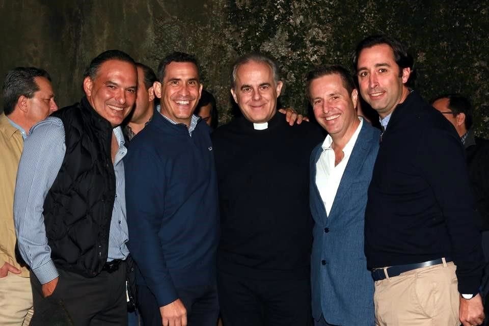 Héctor Villarreal, el festejado, Presbítero Santiago Pérez Santana, Eduardo Camarena y Jaime Cantú