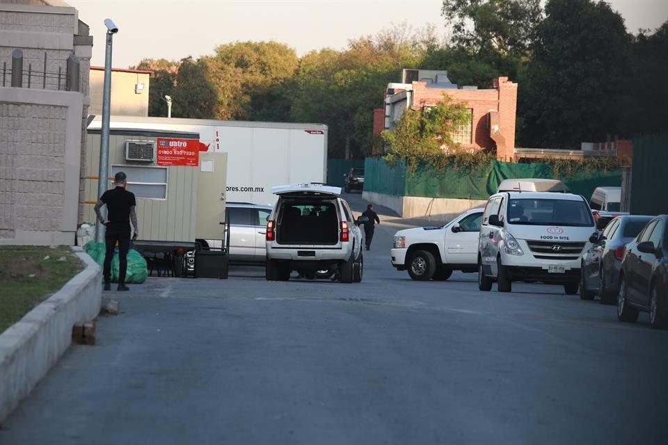 Christina Aguilera arribó al Parque Fundidora un convoy conformado por siete camionetas.