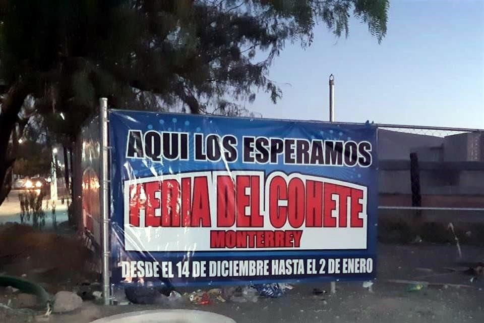 Se trata de un campo ubicado en el cruce de las calles Arturo B. de la Garza y 20 de Noviembre donde se colocó una manta de publicidad.