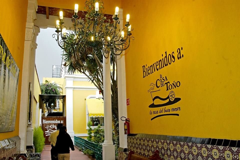 La aventura de Marco Antonio Campos, fundador junto a su mamá de La Casa de Toño, inició en 1986, cuando comenzó a ofrecer quesadillas frente a una gasolinera.
