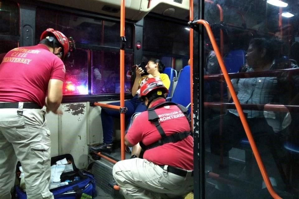 Paramédicos de la Cruz Roja y de Protección Civil de Monterrey auxiliaron a los pasajeros lesionados.