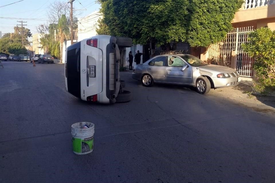 Como Balbina González Puente, de 20 años, fue identificada la conductora, que señaló que al dar una vuelta perdió el control de su camioneta Mercedes Benz e impactó a un automóvil estacionado.