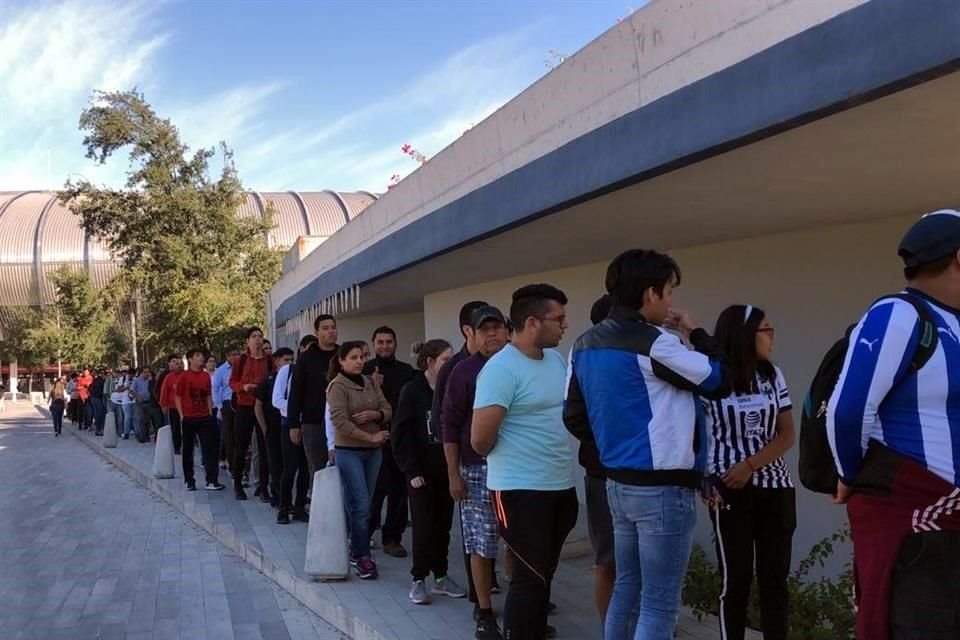 Aficionados de Rayadas y Tigres se dieron cita en el BBVA para la venta libre de boletos.