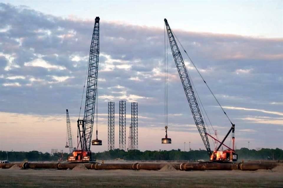 López Obrador reivindicó la decisión de que la nueva refinería se construya en Dos Bocas, un punto estratégico, dijo, pues ahí llegan más de 1 millón de barriles de petróleo.