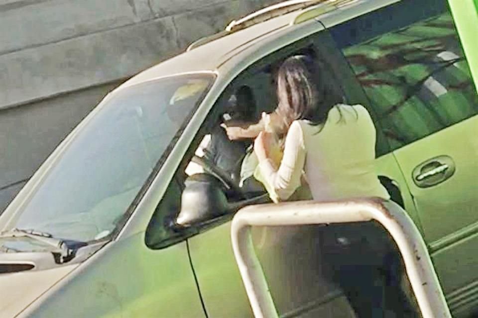 Tras contactar vendedores en Facebook, dos reporteros de EL NORTE compraron pirotecnia en vía pública.