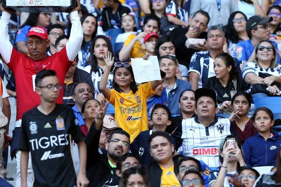 Miles de aficionados ya se encuentran instalados para una edición más de la Final Regia femenil.