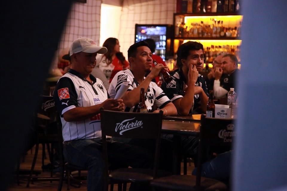 Aficionados de Rayados vieron el partido del equipo femenil en el Estadio Victoria.