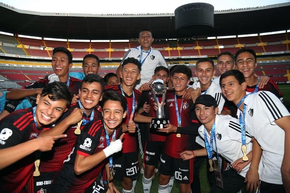 Los jugadores de la Sub 15 festejaron el campeonato.