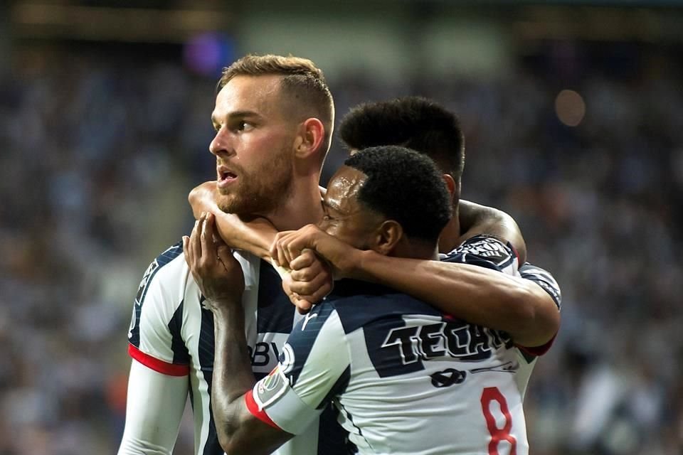 Vincent Janssen va de nuevo en el ataque.