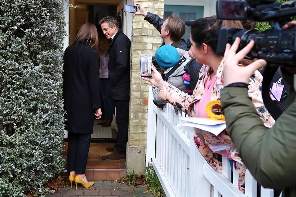 El protagonista de Realmente Amor acompañó este sábado a la candidata demócrata liberal, Monica Harding, en su campaña por la localidad de Walton-onThames, Inglaterra.