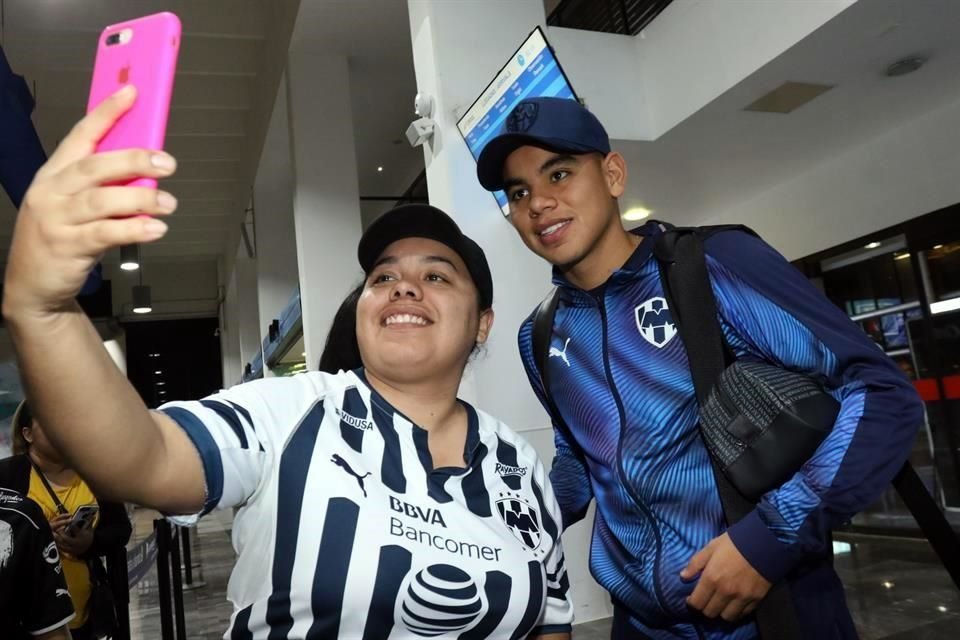 Los jugadores albiazules fueron recibidos como héroes por sus aficionados.