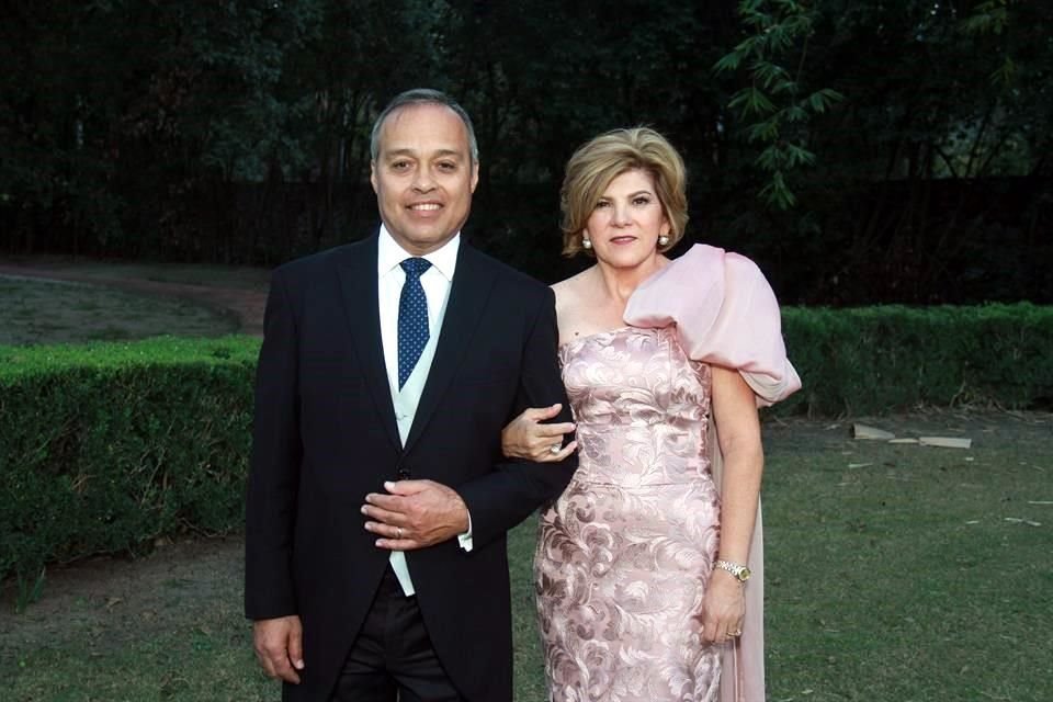 Roberto Leal Gómez y  Jackie Ancira de Leal