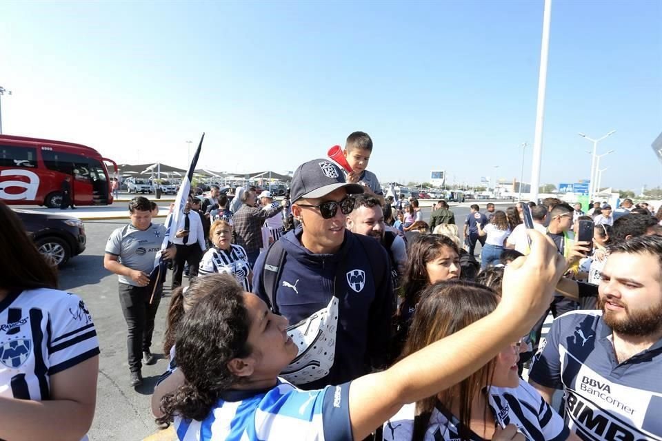 Los aficionados albiazules desearon buenas vibras a sus Rayados