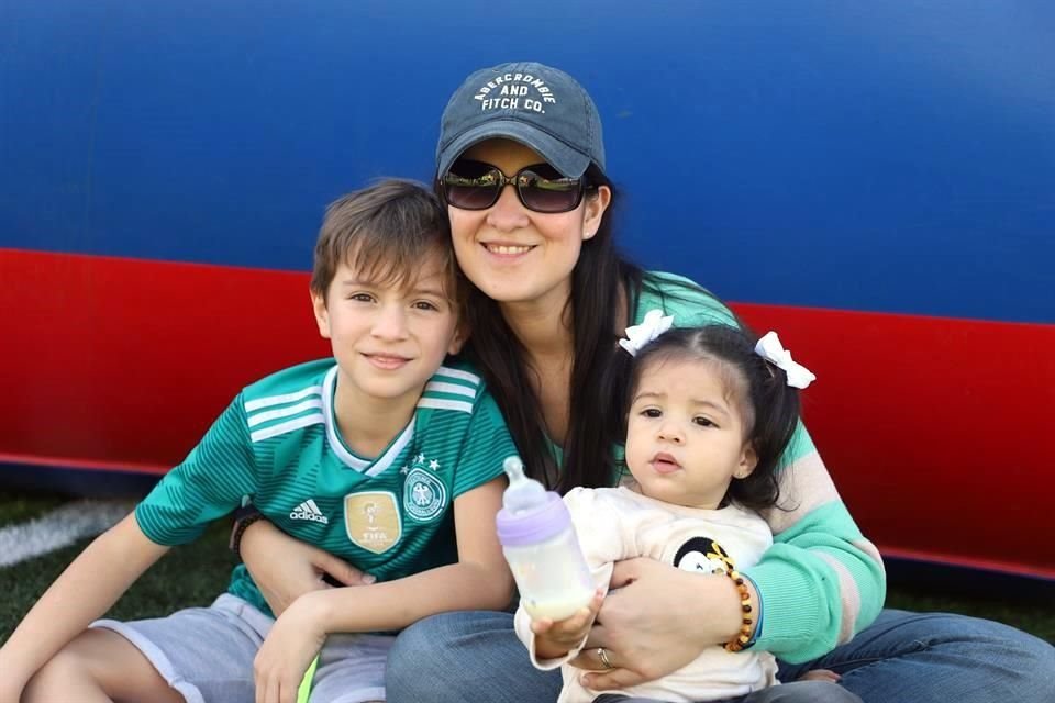 Leonardo López, Yolanda de La Garza y Elisa Negrete