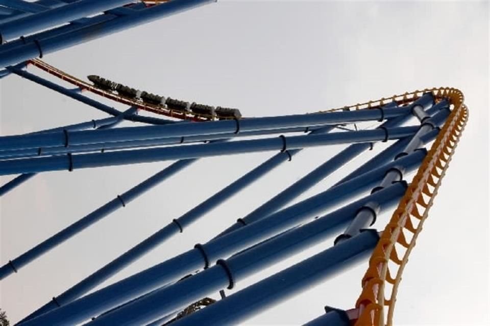 Tlalpan informó que personal de seguridad de Six Flags tuvo que hacer una revisión de seguridad luego que el 'Superman' se detuvo y usuarios quedaron atrapados cerca de 15 minutos en la parte alta.