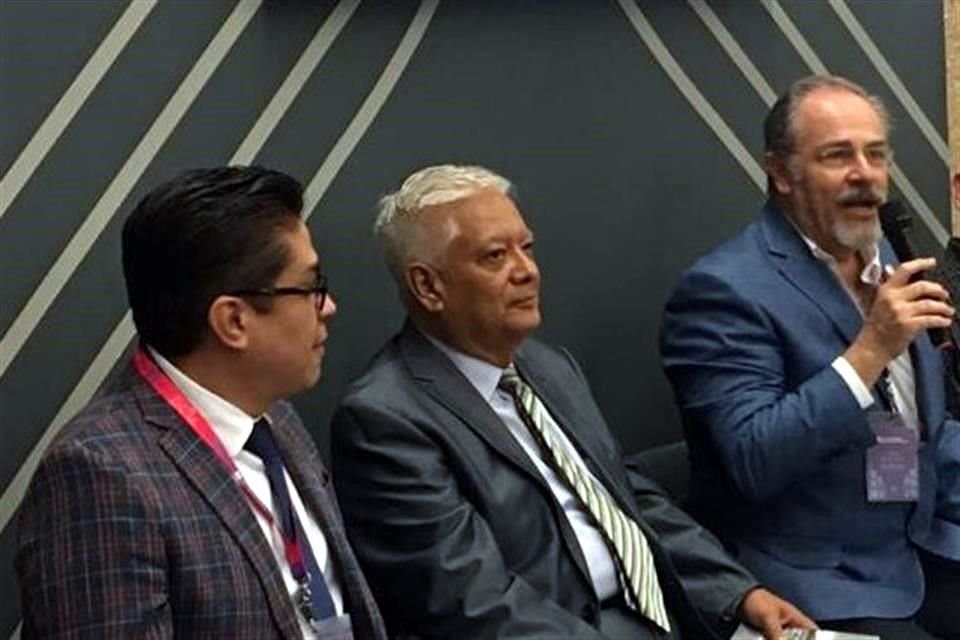 De izquierda a derecha: Francisco Muñoz Valle, Rector del CUCS; Guillermo Centeno, de la revista Salud Jalisco; y Fernando Petersen, Secretario de Salud.