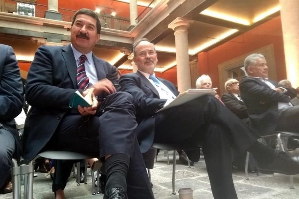 El senador Gustavo Madero (der) y el Gobernador Javier Corral participaron en un foro sobre federalismo.