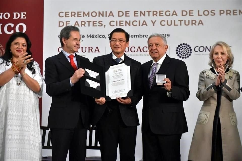 Yunny Meas Vong, doctor en electroquímica y fundador del Centro de Investigación y Desarrollo Tecnológico en Electroquímica, al recibir el premio.