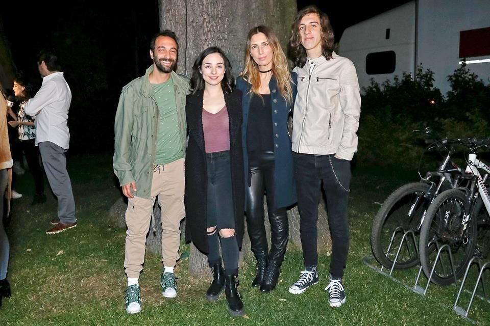 Axel (tío de los hijos de Eduardo Palomo) y Carina Ricco apoyan la carrera de Fiona y Luca Palomo.