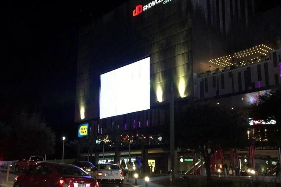 Las pantalla instalada en la fachada del Showcenter Complex tiene permisos de anuncios adosados al edificio, anuncios en pared y de anuncio adosado a fachada.