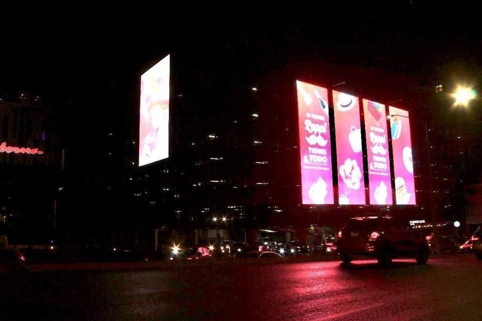 Las pantalla instalada en la fachada del Showcenter Complex tiene permisos de anuncios adosados al edificio, anuncios en pared y de anuncio adosado a fachada.