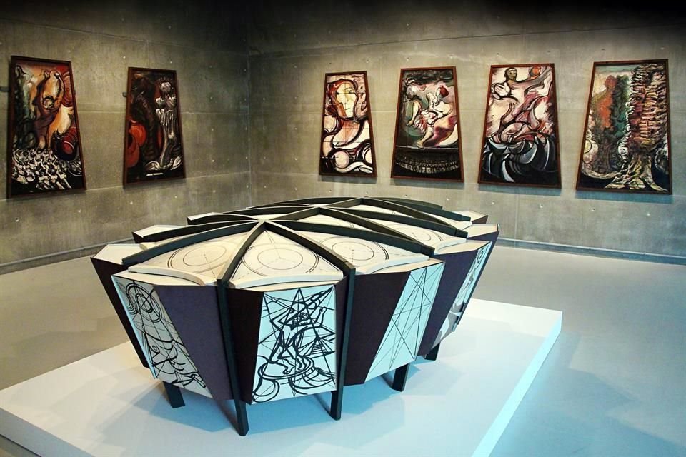 La exhibición ahonda en el proceso de creación del mural que cubre el Polyforum Cultural Siqueiros, ubicado en Ciudad de México.