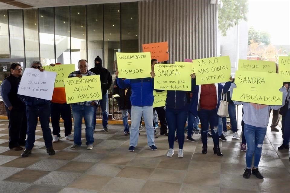 El grupo de al menos 50 personas esperó al exterior del Congreso para ser atendidos por los legisladores.