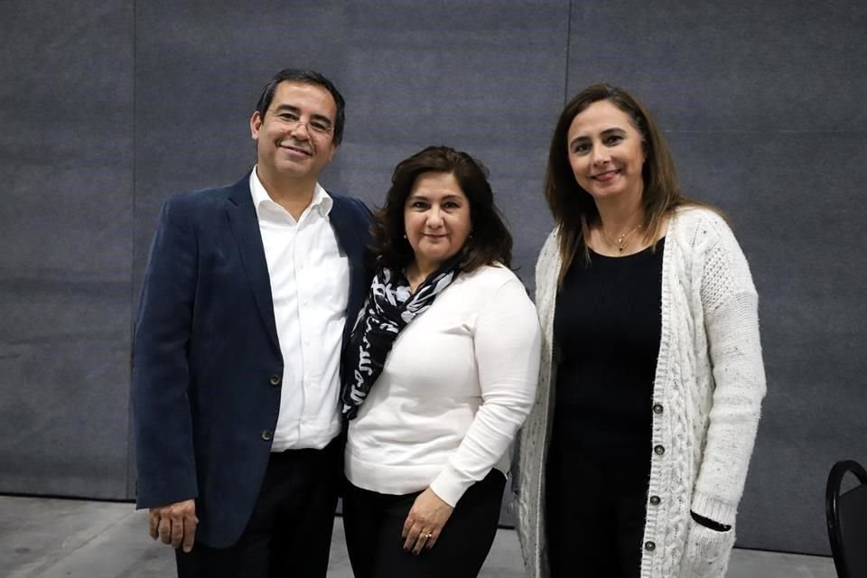 Esteban Garza, Margarita Velázquez y Larisa Martínez