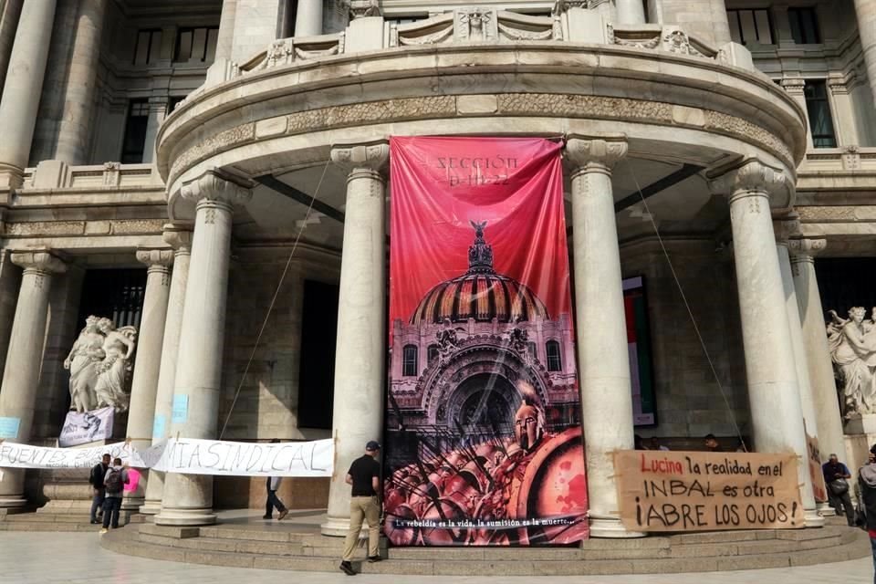 A pesar de que no existen adeudos en salarios, sindicalizados cerraron las puertas de Bellas Artes; acusan incumplimiento de acuerdos.