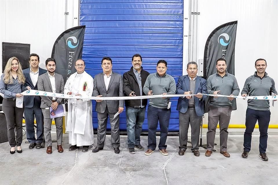 Directivos en el corte del listón.