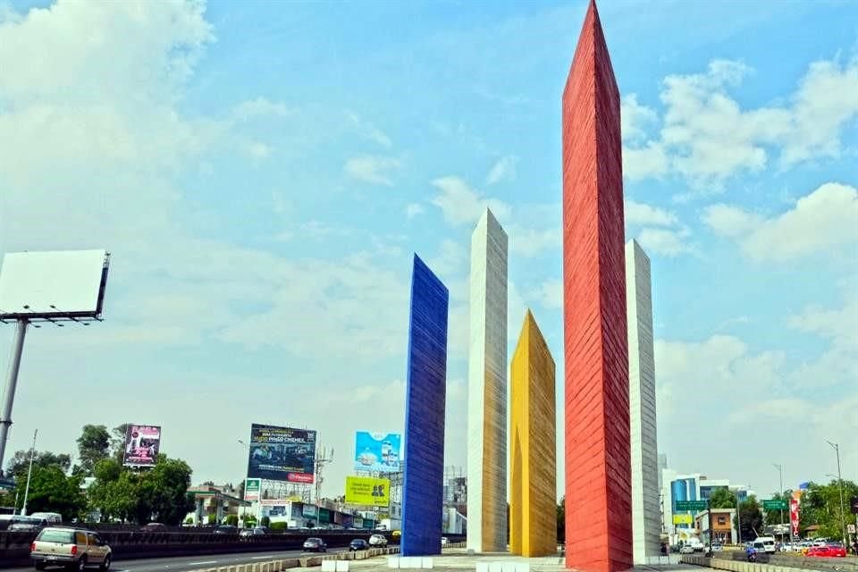 Las Torres de Satélite se hicieron en colaboración con Mathias Goeritz, se conforman por cinco torres triangulares de concreto, las cuales se encuentran a diferentes alturas y colores.