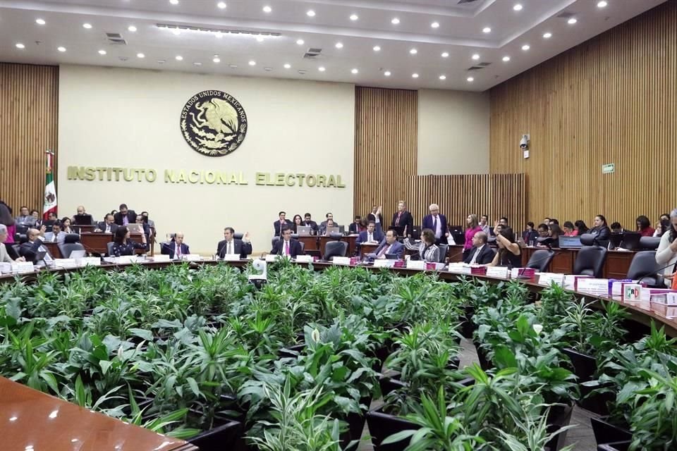 Para completar el recorte por mil 70 millones de pesos, el INE realizará ajustes menores a la mayoría de áreas.