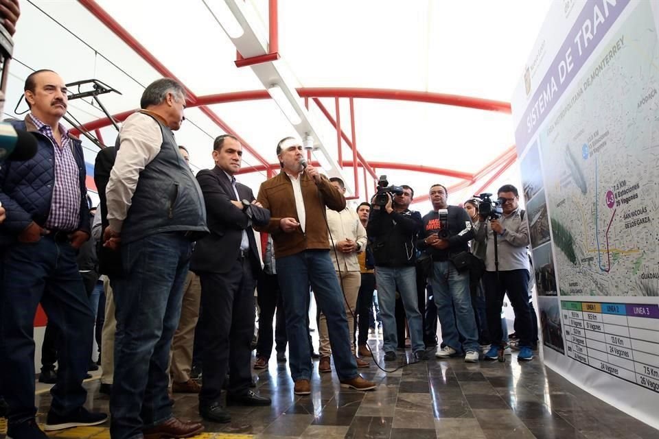 El Gobernador, Jaime Rodríguez, y el Secretario de Hacienda, Arturo Herrera, encabezaron a decenas de servidores públicos que recorrieron la nueva línea completa, desde su conexión con la Línea 2 hasta el Hospital Metropolitano, como parte de las pruebas que se realizan desde esta semana. 