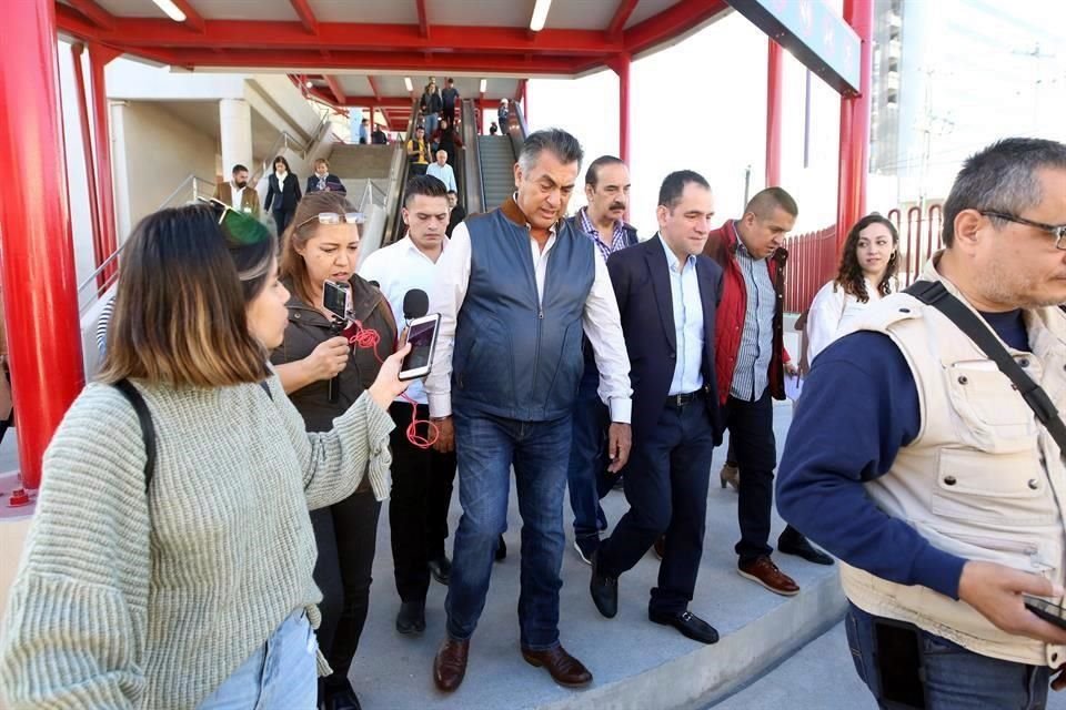 Alrededor de las 9:00 horas, el Gobernador Jaime Rodríguez y el funcionario federal abordaron un tren en la estación Zaragoza de la Línea 2, que se trasladó al viaducto de la Línea 3.