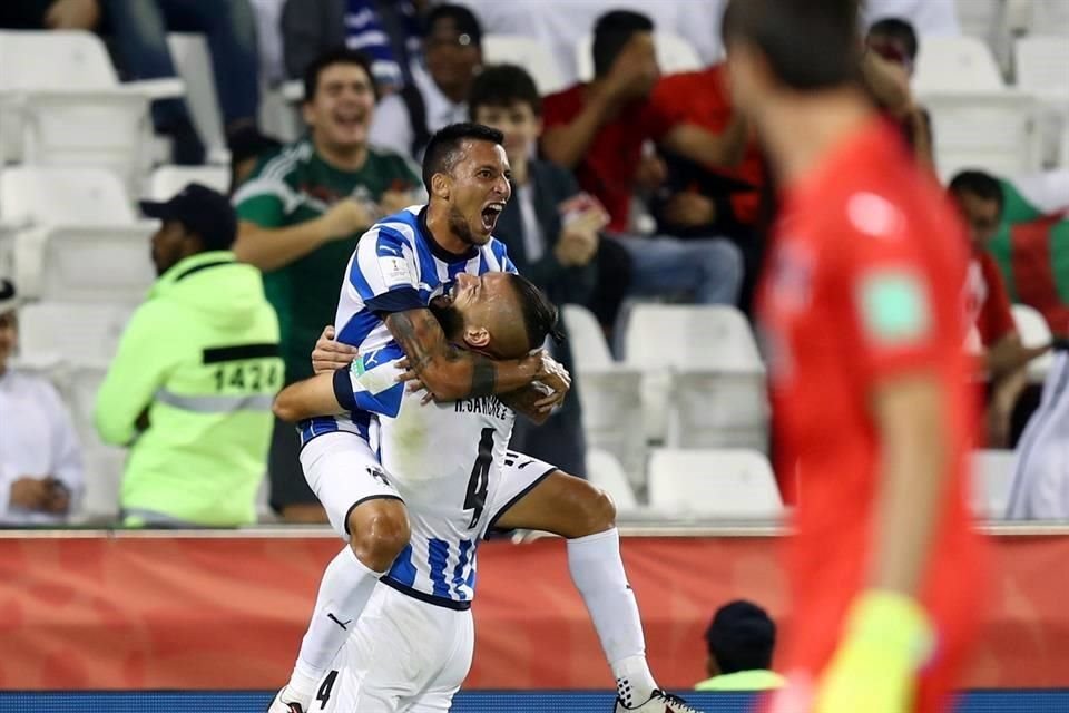 Vangioni marcó el primero de Rayados, fue un golazo desde fuera del área.