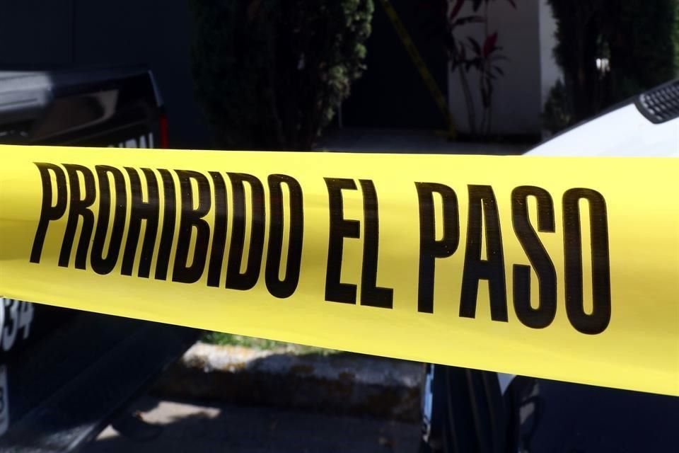 El conductor de un auto excedió los límites de velocidad y al llegar a la Cerrada de Zaragoza, en la Colonia Juan Escutia, en Iztapalapa, chocó contra una pipa estacionada; el hombre falleció.
