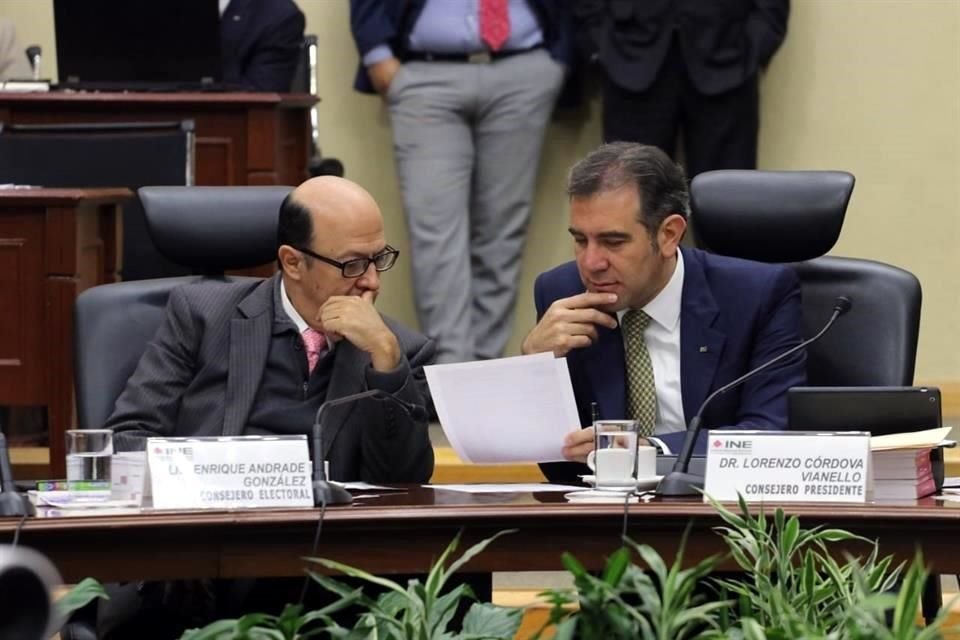 Durante la sesión del Consejo General del INE.