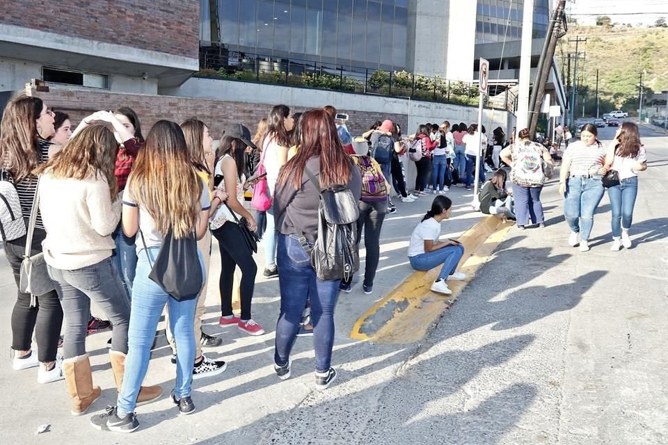 Muchas chicas se organizaron para esperar ver al artista salir del hotel.