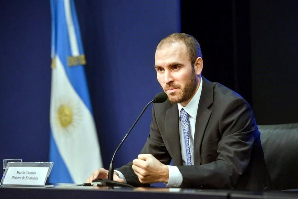 El ministro de Economía argentino, Martín Guzmán, presentó un proyecto de ley de 'emergencia económica', que incluye desde alzas de impuestos hasta la posibilidad de usar reservas para pagar deudas.